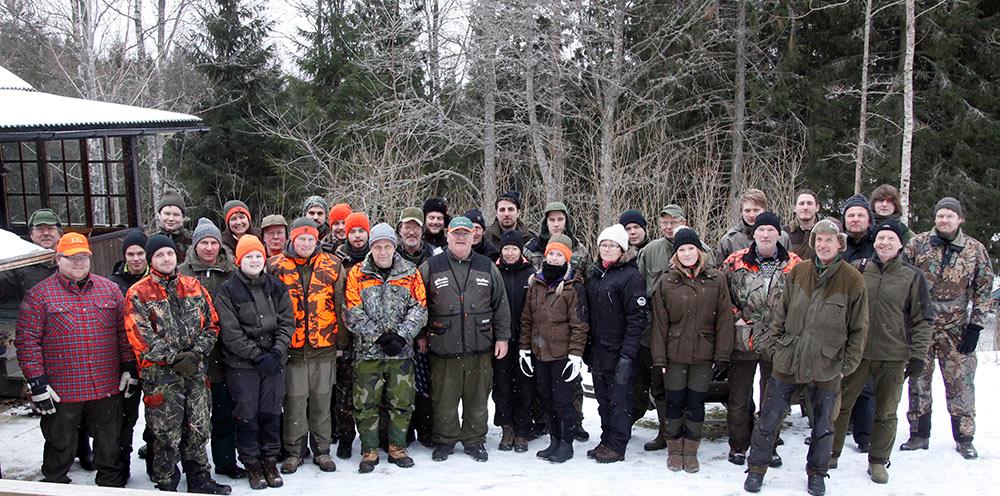 Blivande jägare på praktisk jakt Jägarskolelever från Nässjö, Sandsjöfors, Gnosjö och Jönköping samlade för en dags stövarjakt på hare o räv.