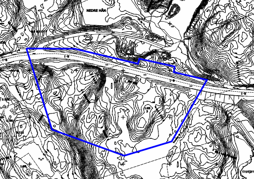 Sidan 3 av 9 PLANOMRÅDET Läge och berörda fastigheter Det aktuella området är beläget vid E18 ca 500m öster om riksgränsen mot Norge. Området är ett oexploaterat skogsområde i kuperad terräng.