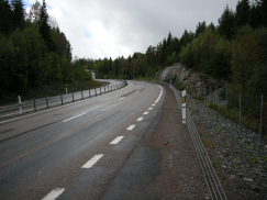 Sidan 7 av 9 Gator och trafik Gatunät, gång-, cykel- och mopedtrafik Genom nordligaste delen av planområdet passerar E18 som löper i öst- västlig riktning.