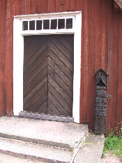 Kyrkoanläggningen Kyrkogården Till kapellet hör en mindre kyrkogård anlagd söder om kapellet. Den avgränsas av tomtens spjälstaket och ingången ligger i anslutning till kyrkans vapenhus.