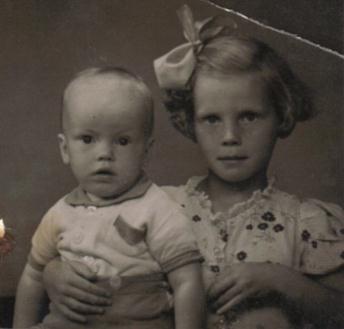 Den 27 april 1931 föddes det första barnet, Harriet Ulla-Britt. Det var säkert en stor dag, den första som förälder. Hon föddes i hemmet.