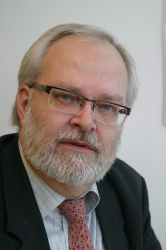 EU:s beslutsvägar och påverkansmöjligheter Göran Färm, senior konsult, Diplomat Communic Göran har lång erfarenhet från politik, organisatio Göran är journalist till yrket, och har bl a varit che