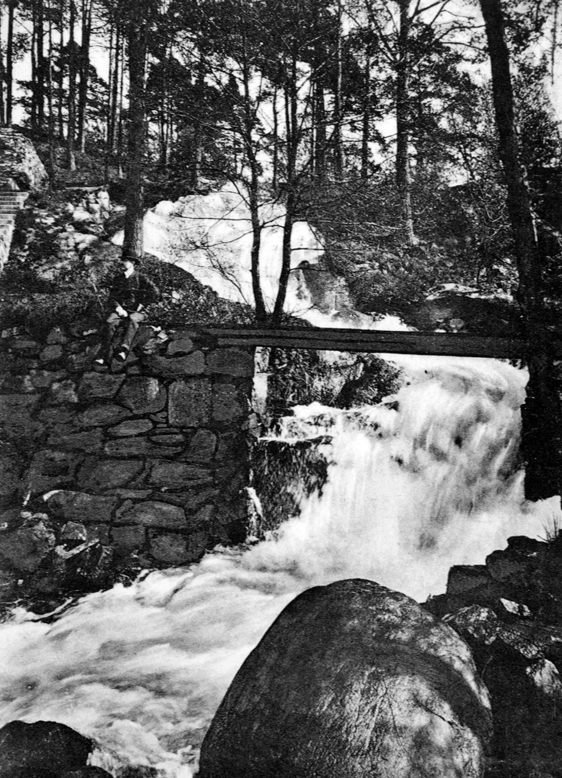 Brudslöjan strax intill remfabriken (där Svenska Tacksfabriken grundades 1904). Till vänster vykortsförläggaren Oscar Josefsson.