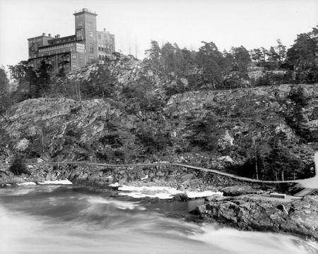 Turistvägen Schwanvägen längs älven nedanför Hotell Utsikten.