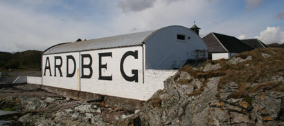 Ardbeg Airigh nam beist 1990 46% 649:- ISLAY Ardbeg Distillery Bröderna McDougall byggde tillsammans med några lokala bönder destilleriet vid den sydöstra stranden på Islay några kilometer från byn
