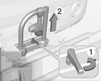 60 Förvaring Isärtagning av cykelhållaren Tryck på knappen (1) och montera hållaren igen (2). 3. Vrid spaken (1) framåt och håll kvar. 4.