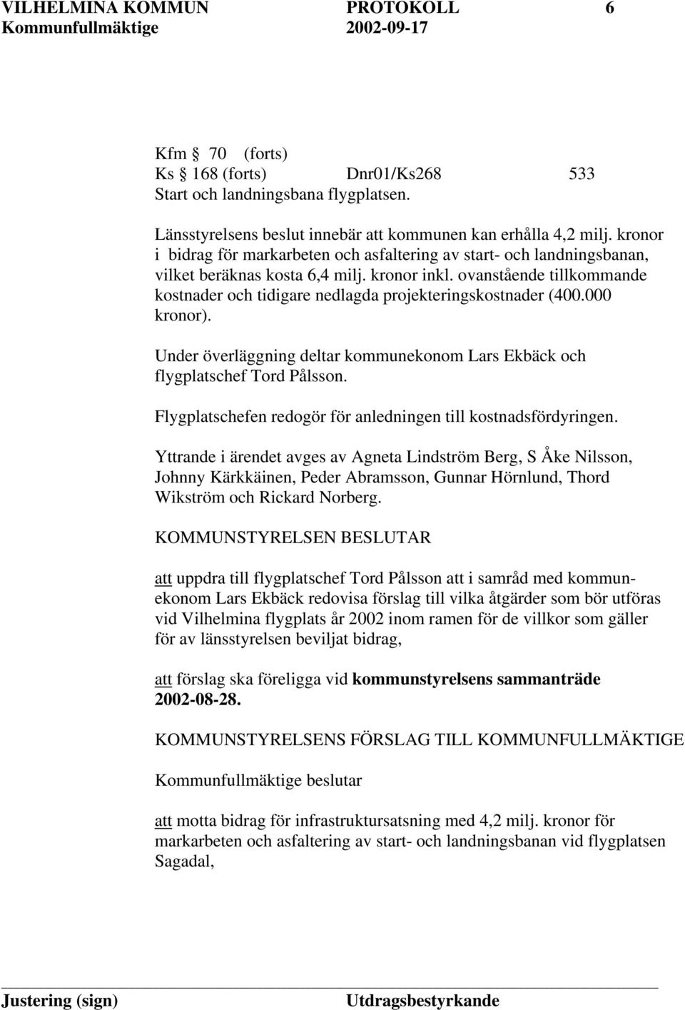 ovanstående tillkommande kostnader och tidigare nedlagda projekteringskostnader (400.000 kronor). Under överläggning deltar kommunekonom Lars Ekbäck och flygplatschef Tord Pålsson.