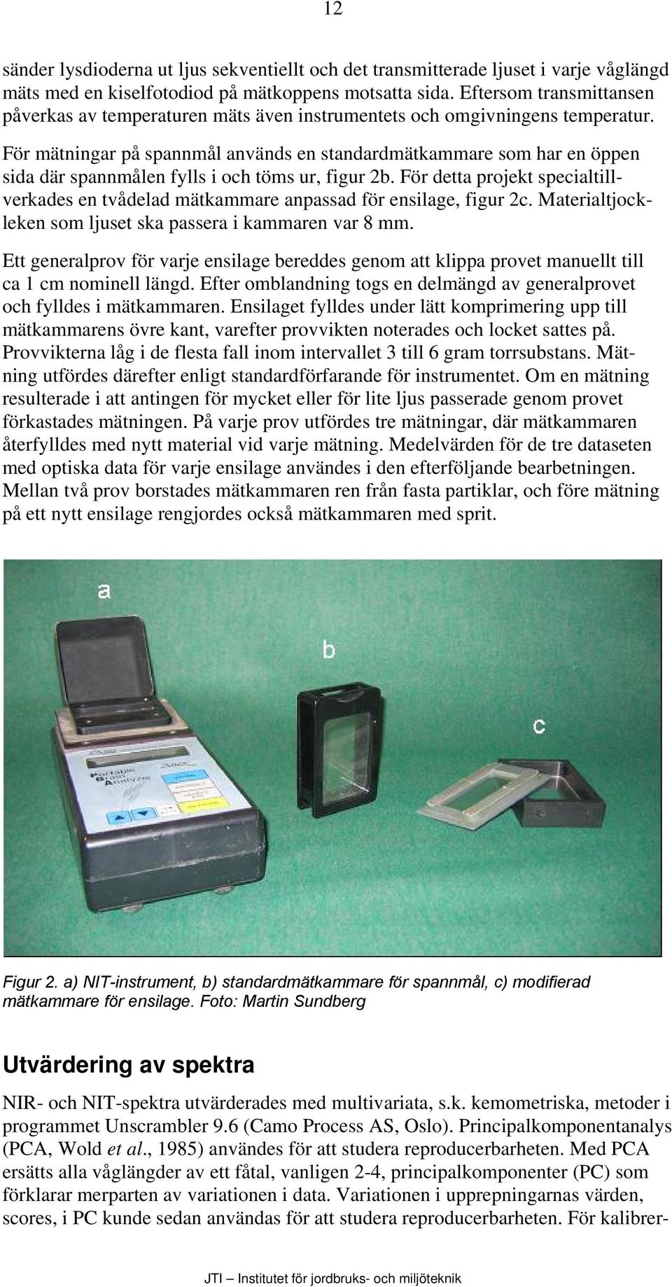 För mätningar på spannmål används en standardmätkammare som har en öppen sida där spannmålen fylls i och töms ur, figur 2b.