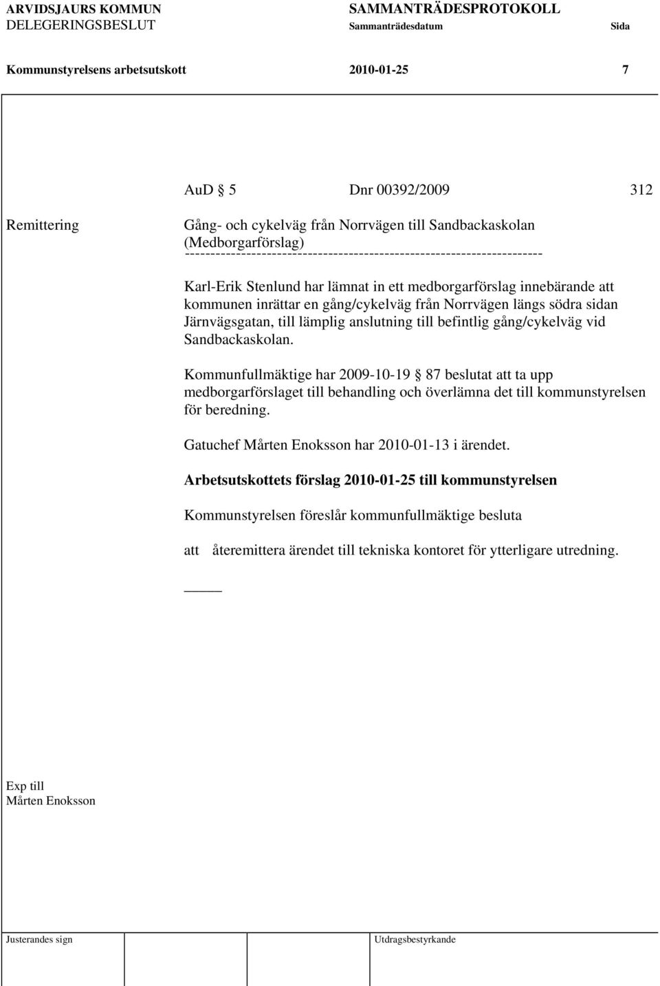 södra sidan Järnvägsgatan, till lämplig anslutning till befintlig gång/cykelväg vid Sandbackaskolan.