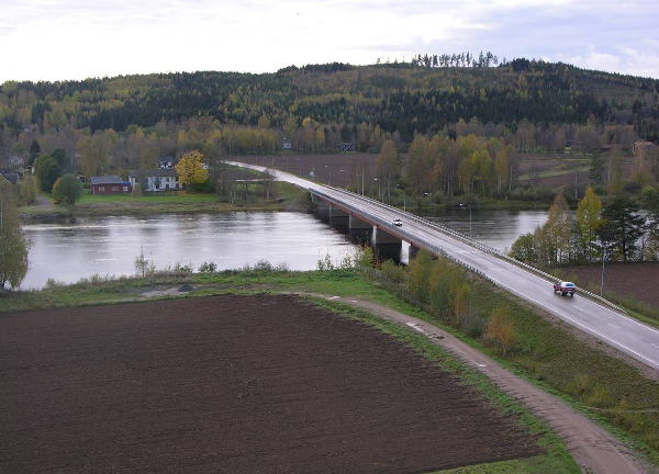Kyrkomiljön Nås gamla kyrkby är belägen på östra stranden om Västerdalälven, i ett öppet landskap som ingår i en av de största sammanhängande jordbruksbygderna i denna del av Dalarna.