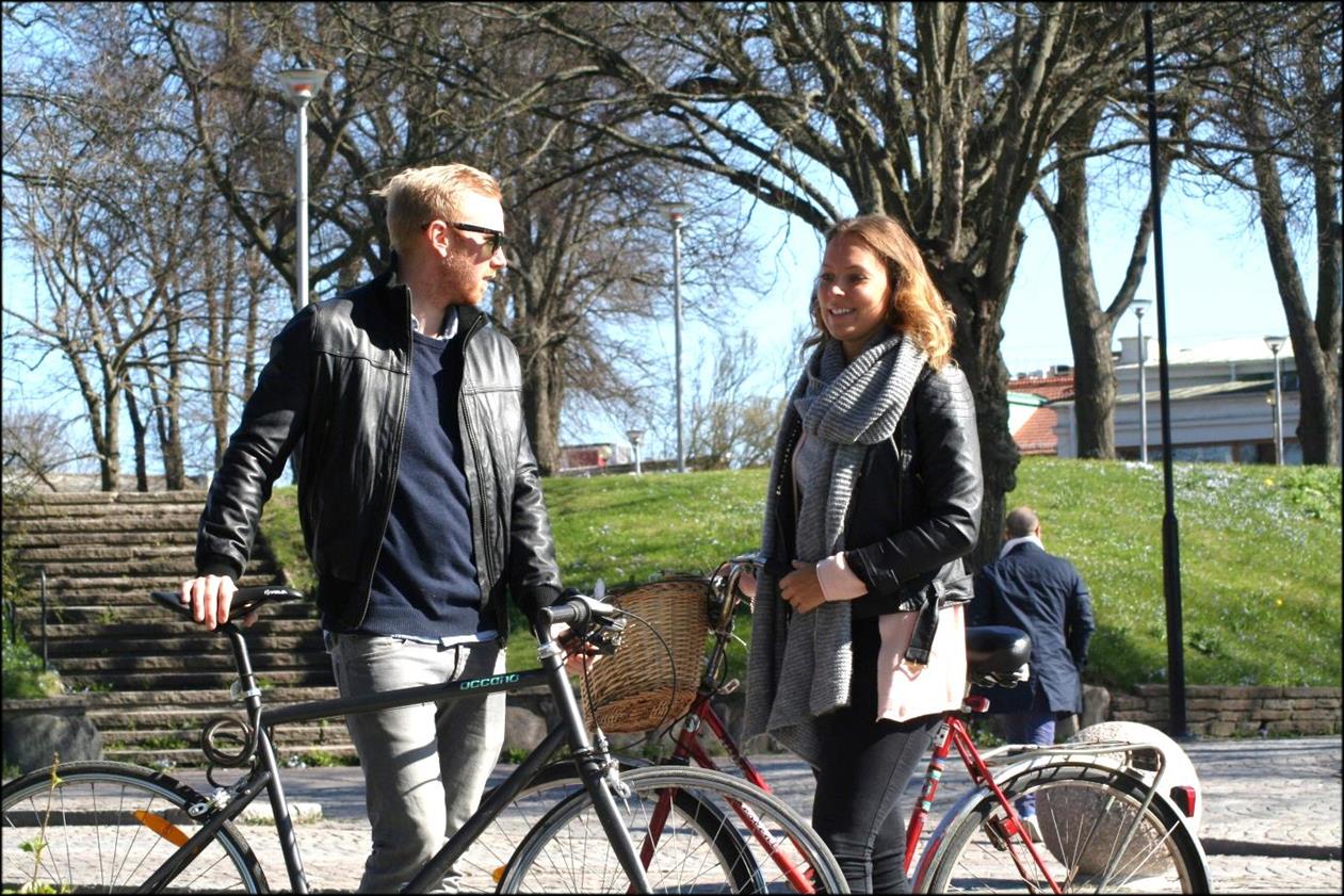 se (sök på tyck till ) Kommunens kontaktcenter tar emot och vidarebefordrar felanmälningar rörande glaskross, hål i asfaltbeläggningen,