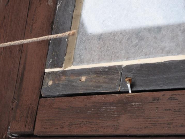 Vattenrännan som rinner under turbinhuset fick grävas om något då vattnet orsakade rötskador på byggnaden. De rötskadade stolparna stampades upp med träklossar.