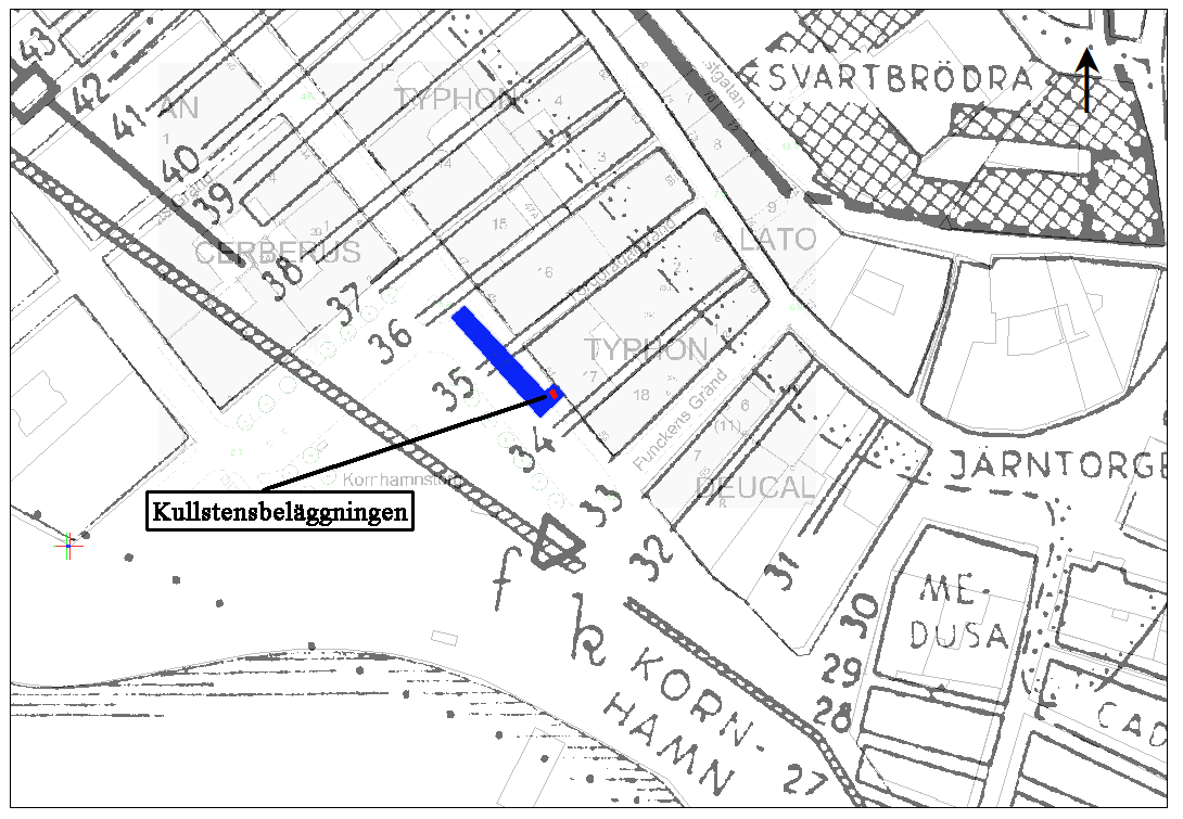 Genom rektifieringen av Hanssons karta med schaktets läge, se fig 6, tydliggörs det att stenbeläggningen i schaktet inte är del av en äldre gränd.
