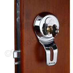 Innerdörr Dörr till elnisch. Självlåsande dörr utan trycke, normalt låst.