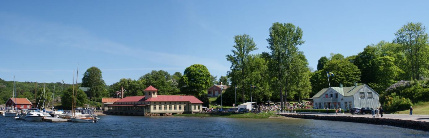 Naturligtvis hoppas vi på ett underbart försommarväder med sol och ljumma vindar. Till Gustavsberg från Uddevalla tar man sig med fördel med båt.