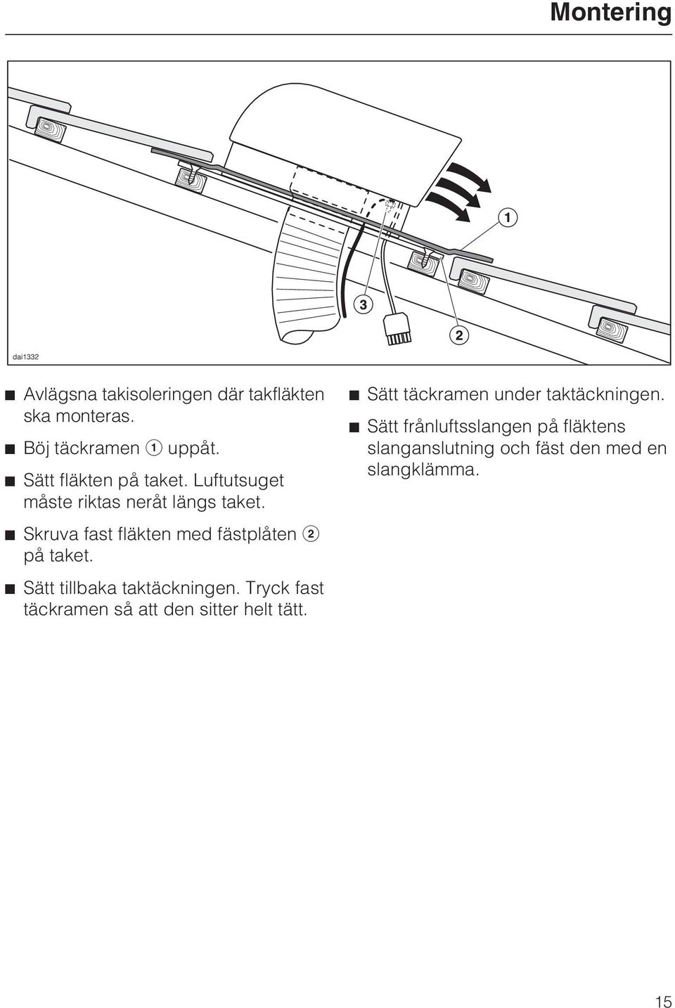 Skruva fast fläkten med fästplåten på taket. Sätt tillbaka taktäckningen.