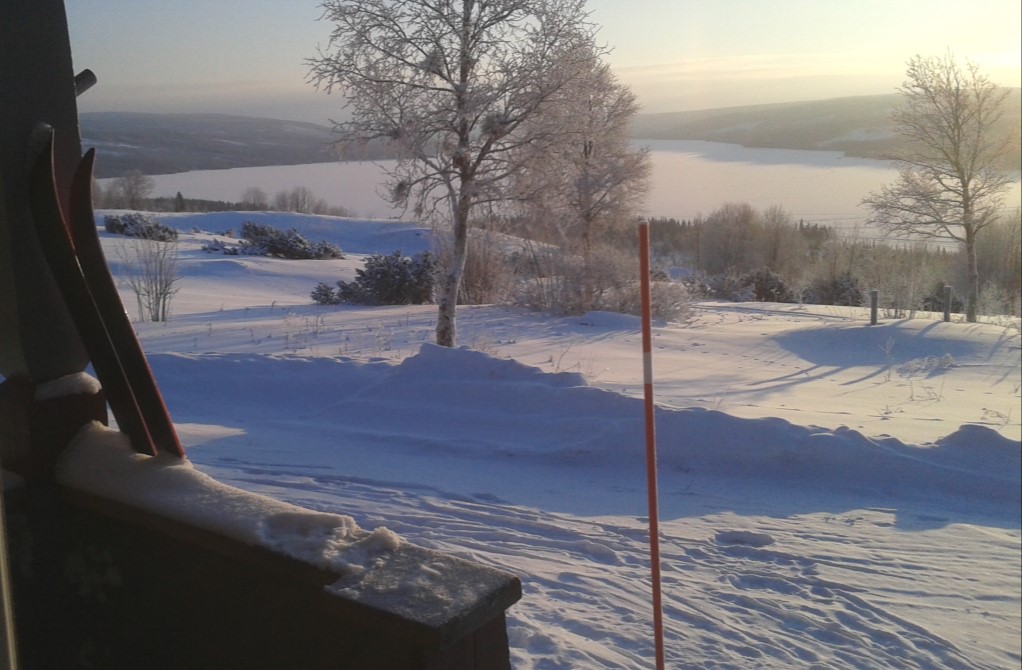 Mitt smultronställe i Ansättfjällen Jag minns så tydligt första gången jag kom till Åkersjön, det är nu 25 år sedan. Det var sommar och varmt, vi hade åkt hemifrån sent och kom sent fram.