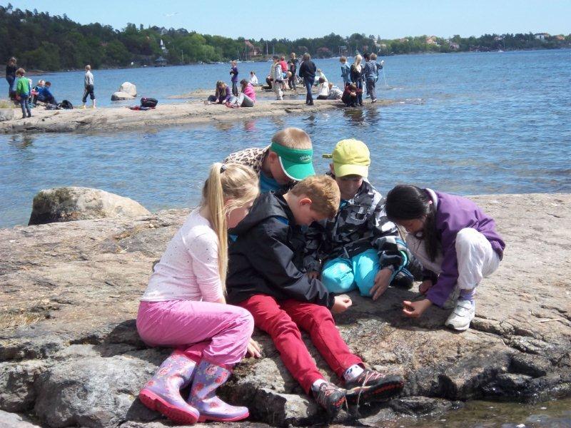 Att börja i Förskoleklass Information om F-klass med inbjudan till F-möte till skickas ut till VH i Mars/April Gruppindelning görs i Maj / Juni Föräldramöte i början av Maj 2 Skolbesök genomförs