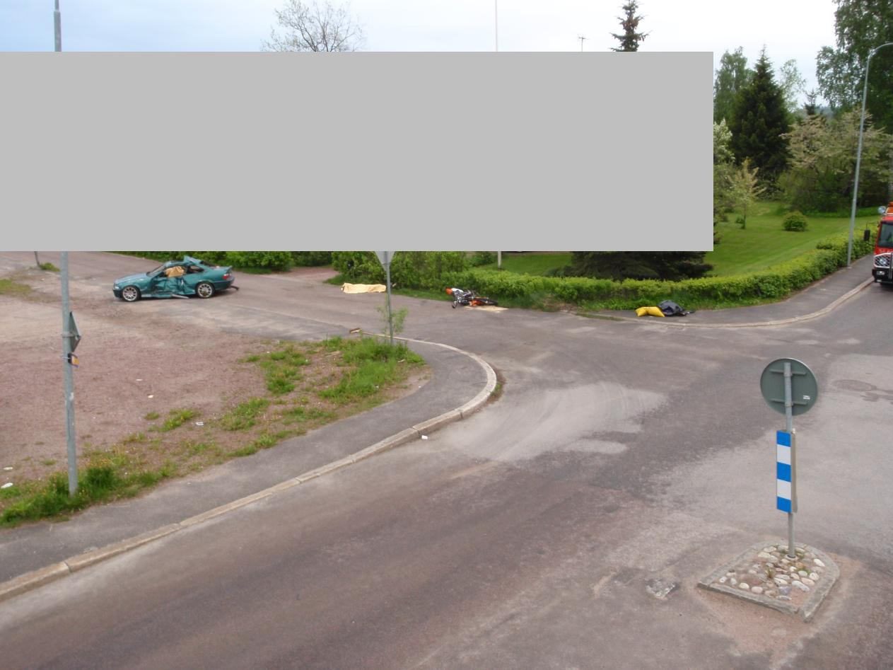 Sida 6(8) Bild 3: Röda pilen visar personbilen med en omkommen i, Lila pilen visar motorcykeln, blå pilen visar en omkommen som