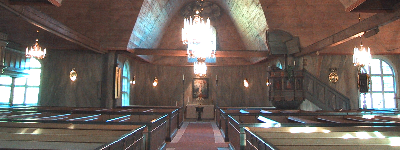 Hällefors kyrka har en korsformad plan med avfasade hörn. Den är byggd av timmer med vidbyggd sakristia i öster. Väggarna är spånklädda och rödfärgade och taket täcks av valmade spånklädda sadeltak.