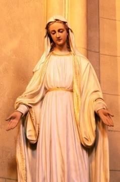 Över alla helgon står Jungfru Maria. Hon är mor till Jesus och är även hon liksom Jesus fri från synd enligt katolikerna. Sju sakrament 1.
