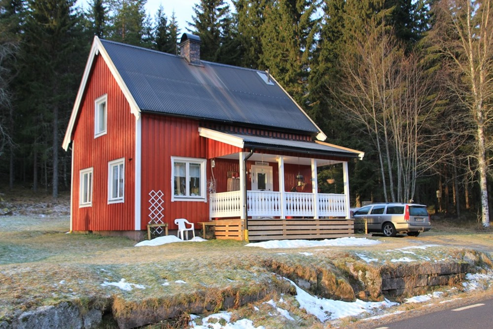 För både permanent- eller fritidsboende. Fastigheten Torsby Öjeberget 1:35 Nyskoga 41, 685 94 Torsby. Belägen i Torsby kommun, Övre Älvdal församling. Skattesats 35,45.