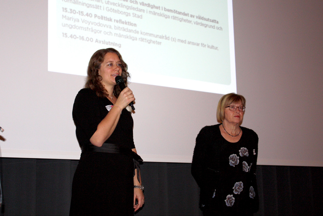 Moderator Eva Lindstrand, utvecklingsledare Sexuell hälsa/hivprevention, Social resursförvaltning, inleder tillsammans med Katarina Idegård och Ewa Fransson, utvecklingsledare Dialoga.