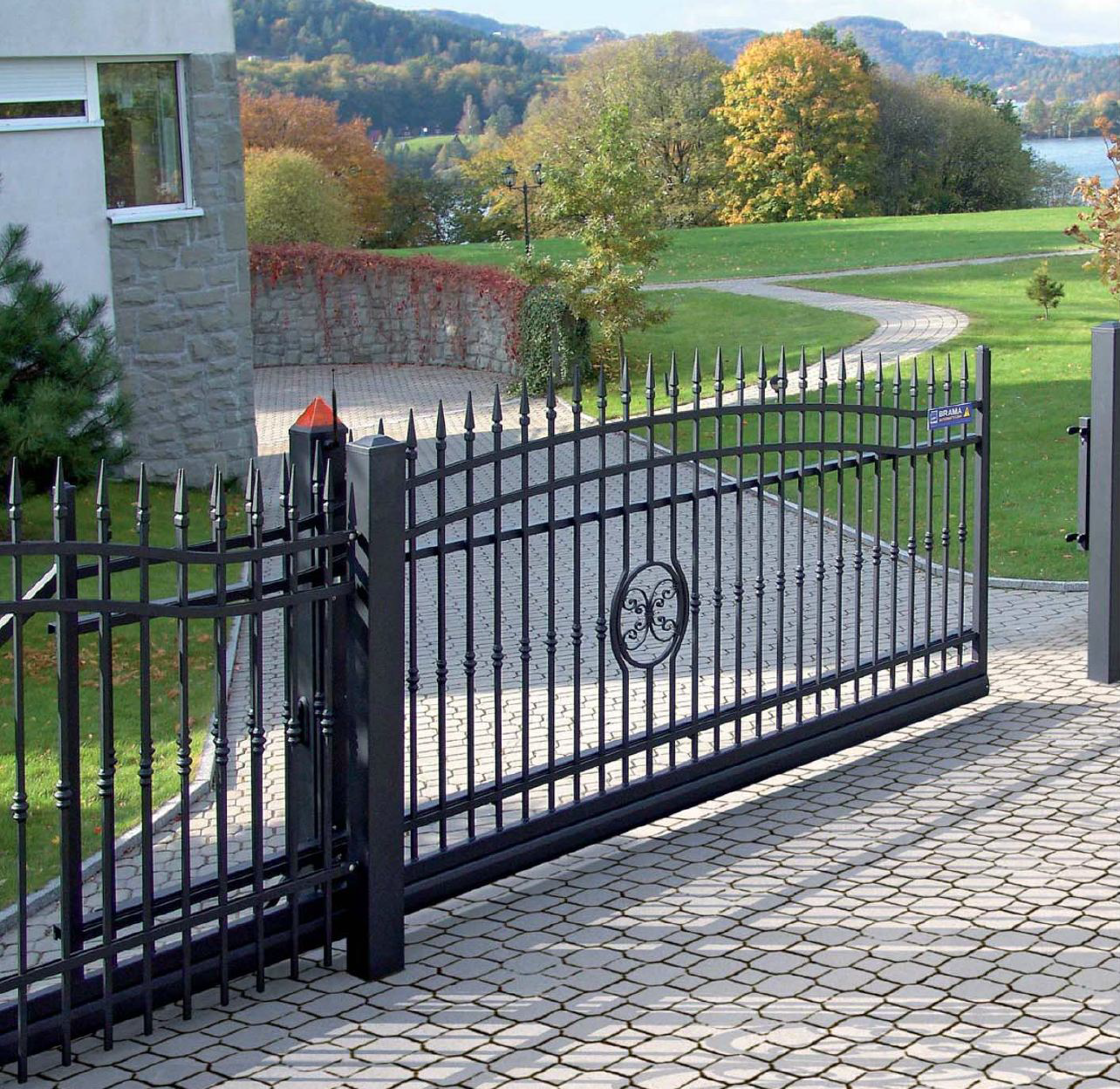 Motorgrindar & staket I samarbete med House & Garden kan vi även erbjuda motorgrindar och staket i lackerat smide.