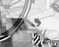 72 Förvaring 1. Vrid pedalerna i läge som bilden visar och ställ cykeln på det främre hjulstödet. Se till att cykeln står mitt på hjulstödet.