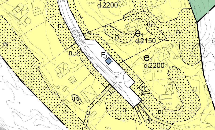 I översiktskarta (1) markerad med E Fastighetsreglering på mark mellan väg och privat fastighet samt pumpstation, E 1, på Larvstigen.