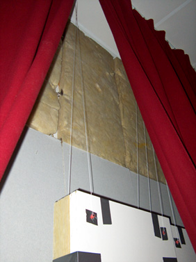 Bilaga 7 foton från uppbyggnaden av lyssningsrummet Absorbenter hängdes upp i trådar, vilket
