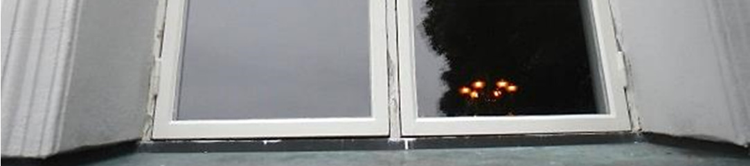 17 Fönstren på bottenvåningen bakom tujorna mot Moälven i söder och bakom entrén och rampen i väster, som målades vid besöket på verkstaden 2015-04-15 satt återmonterade på kyrkan vid besiktning