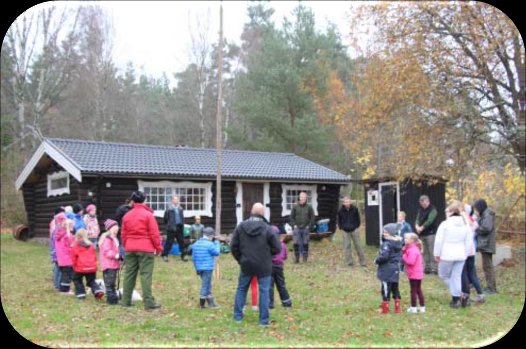 Halloweenhajk 2015 Allhelgonahelgen var det dags för Smedby Scoutkårs sedvanliga halloweenhajk. Klockan 10 samlades alla på parkeringen vid vår gamla scoutstuga.