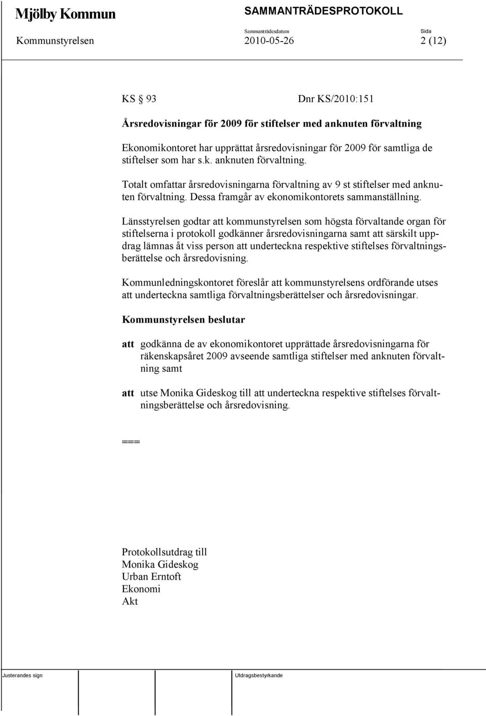Länsstyrelsen godtar att kommunstyrelsen som högsta förvaltande organ för stiftelserna i protokoll godkänner årsredovisningarna samt att särskilt uppdrag lämnas åt viss person att underteckna