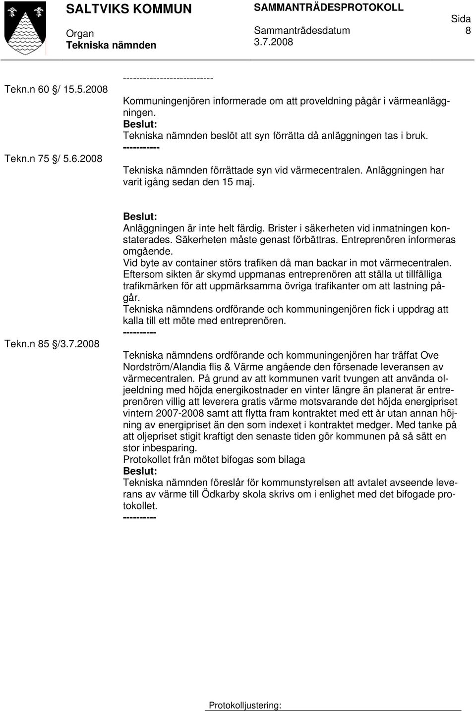 Säkerheten måste genast förbättras. Entreprenören informeras omgående. Vid byte av container störs trafiken då man backar in mot värmecentralen.