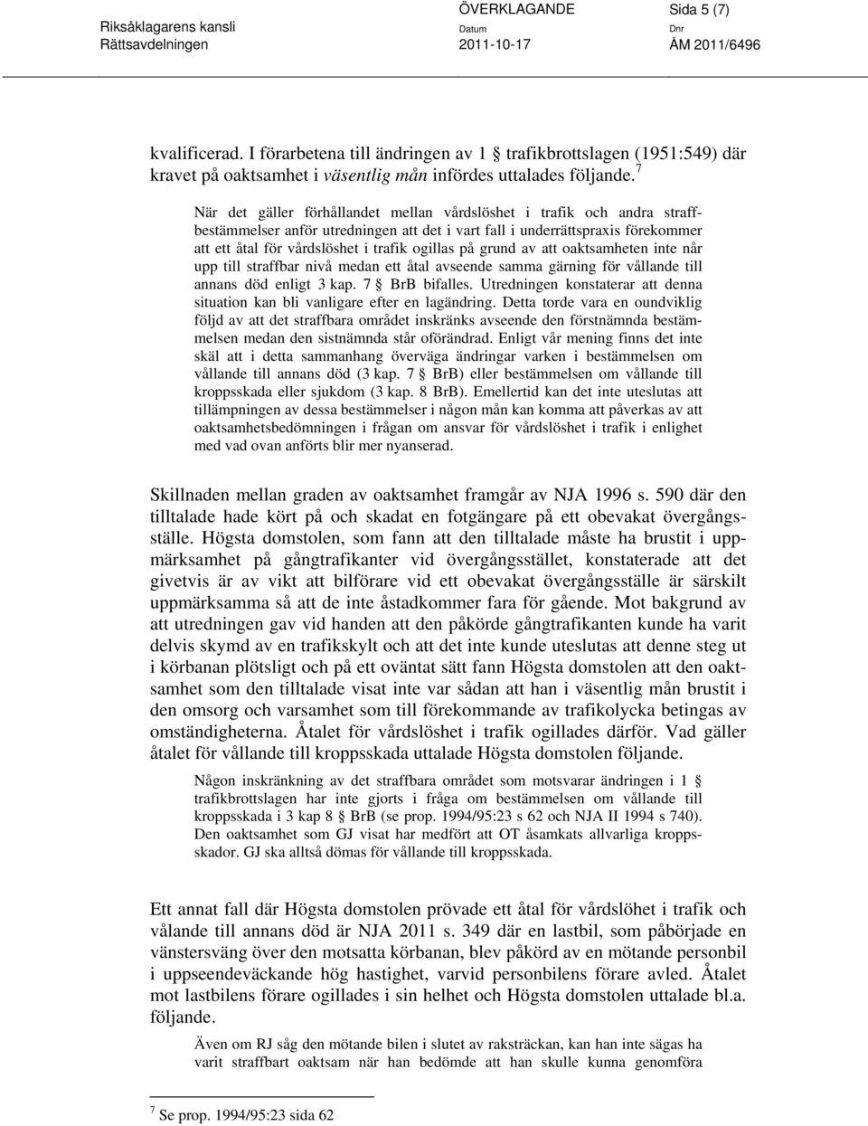 ogillas på grund av att oaktsamheten inte når upp till straffbar nivå medan ett åtal avseende samma gärning för vållande till annans död enligt 3 kap. 7 BrB bifalles.