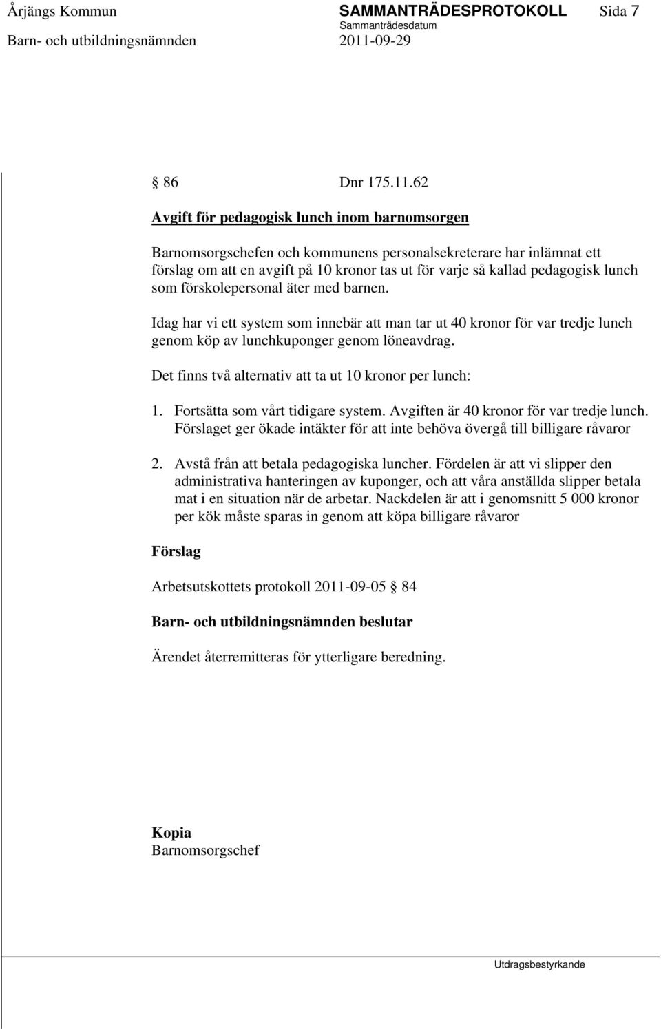 som förskolepersonal äter med barnen. Idag har vi ett system som innebär att man tar ut 40 kronor för var tredje lunch genom köp av lunchkuponger genom löneavdrag.