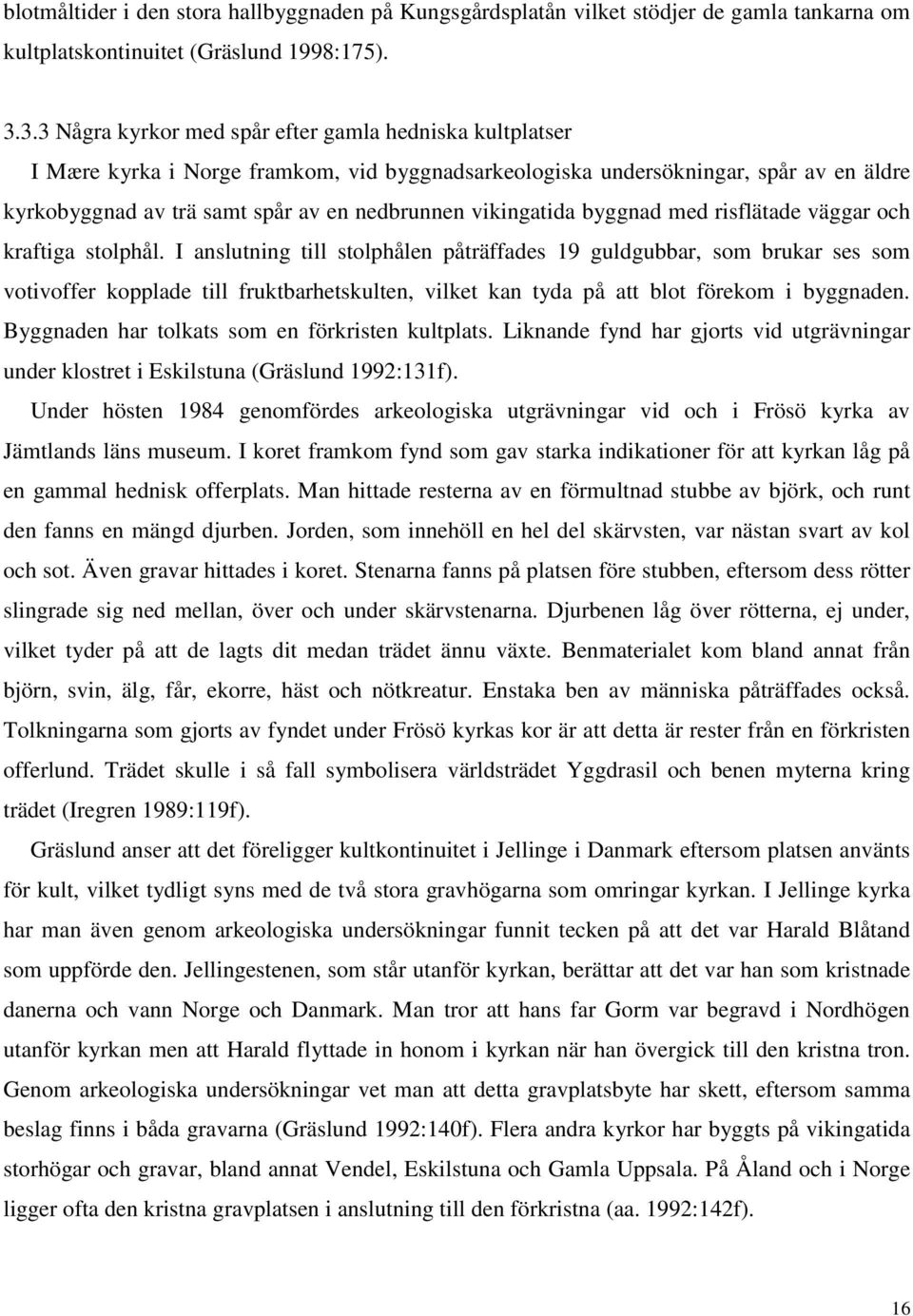 vikingatida byggnad med risflätade väggar och kraftiga stolphål.