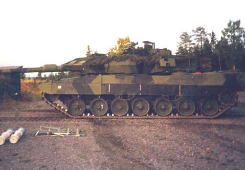 Konkurrensupphandling 1992-93 med Leo 2 Imp, M1A2, Leclerc, T-80U Beslut 1994 om köp av 120 st nya Leo 2 S + leasing 160 st Leo 2 A4 Licenstillverkning i SE Hägglunds/Bofors Svenskutvecklat