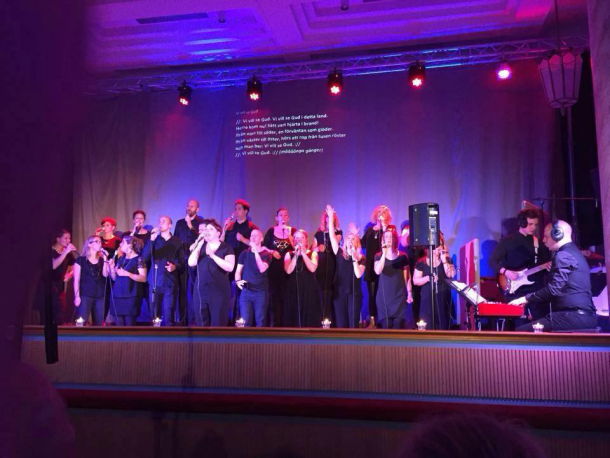 10 Kårblad Dcmbr 2015 Mrcy Gospl Choir Dn 24 oktobr had vi förmånn att få ha n fantastisk konsrt md Mrcy Gospl Choir. Dagn ftr, söndagn dn 25 oktobr, mdvrkad d ävn vid vår gudstjänst.