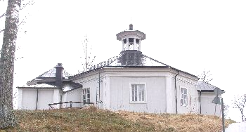 MALINGSBO KYRKA, S:ta Annas kapell Malingsbo 1:3; Söderbärke församling; Smedjebackens kommun; Dalarnas län BESKRIVNING OCH HISTORIK Malingsbo ligger inom Söderbärke finnmark, ett vidsträckt och