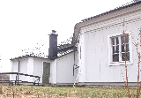 Bykyrkogården omgärdas av en kallmurad stenmur och ingången markeras av högre stenpelare. Kyrkogården är anlagd i flera nivåer, som markerar olika utvidgningsetapper mot väster.