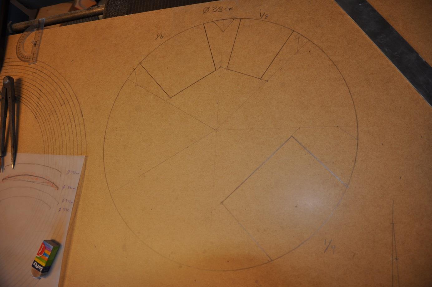I en cirkel på 38 centimeters diameter ritades olika virkesuttag in ¼, 1/6 och 1/8. I 1/6- delsklovan rymdes ett tvärsnitt motsvarande sparrarna i Hardemo tornhuv precis.
