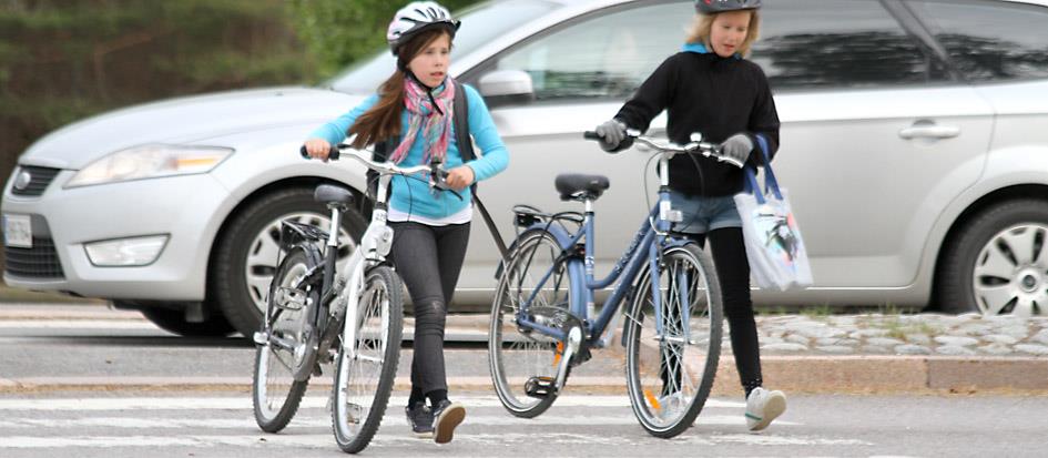 24.11.2015 / 2 Mål som gäller trafiksäkerhetsarbetet 1. Skoleleverna i Lovisa har en trygg skolväg. Trygghet är en grundrättighet för barn och unga.