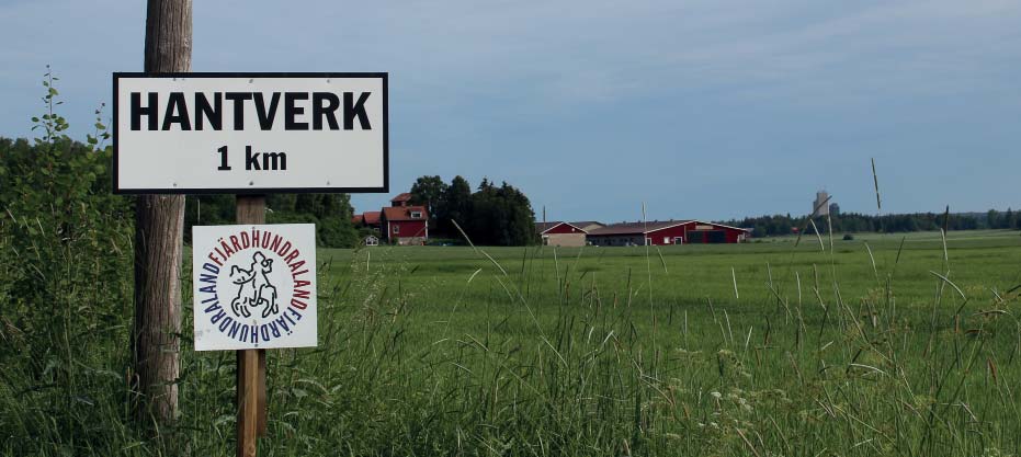 går Upplandsleden och flera strövstigar. I samhället ligger Fjärdhundrabadet som är ett tempererat utomhusbad med tre bassänger i olika storlekar.