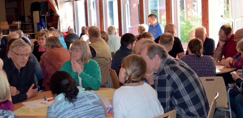 Bygdens identitet diskuterades vidare under dialogmötet den 21 maj 2015 i Fjärdhundraskolan. Som inspiration för diskussionerna berättade tre personer från bygden om sin syn på Fjärdhundra.