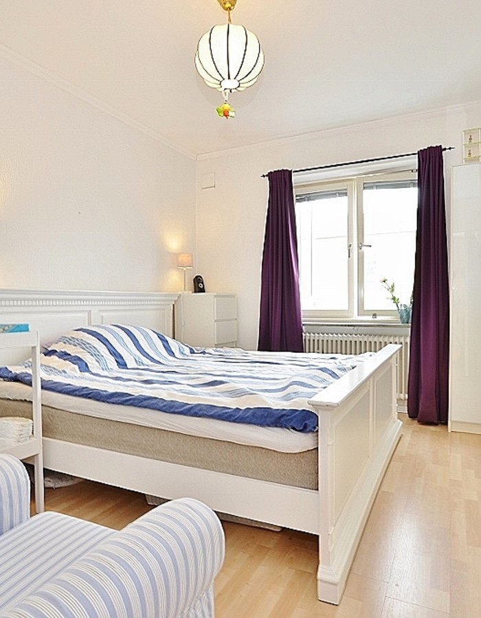 Sovrum Rymligt sovrum med gott om plats för både dubbelsäng och byrå.