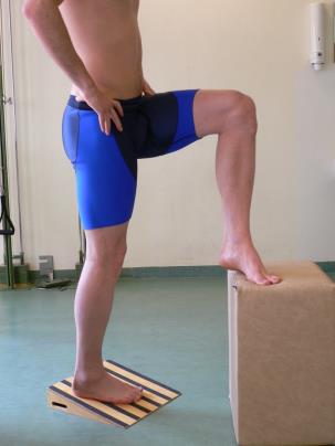 Heel-strike Fokus heel strike Huvudfokus: Central/lateral belastning på hälen Full extension i knät Foten i lätt supination Aktivering av Tibialis ant Aktivering av bål- och höftrotatorer Mid-stance