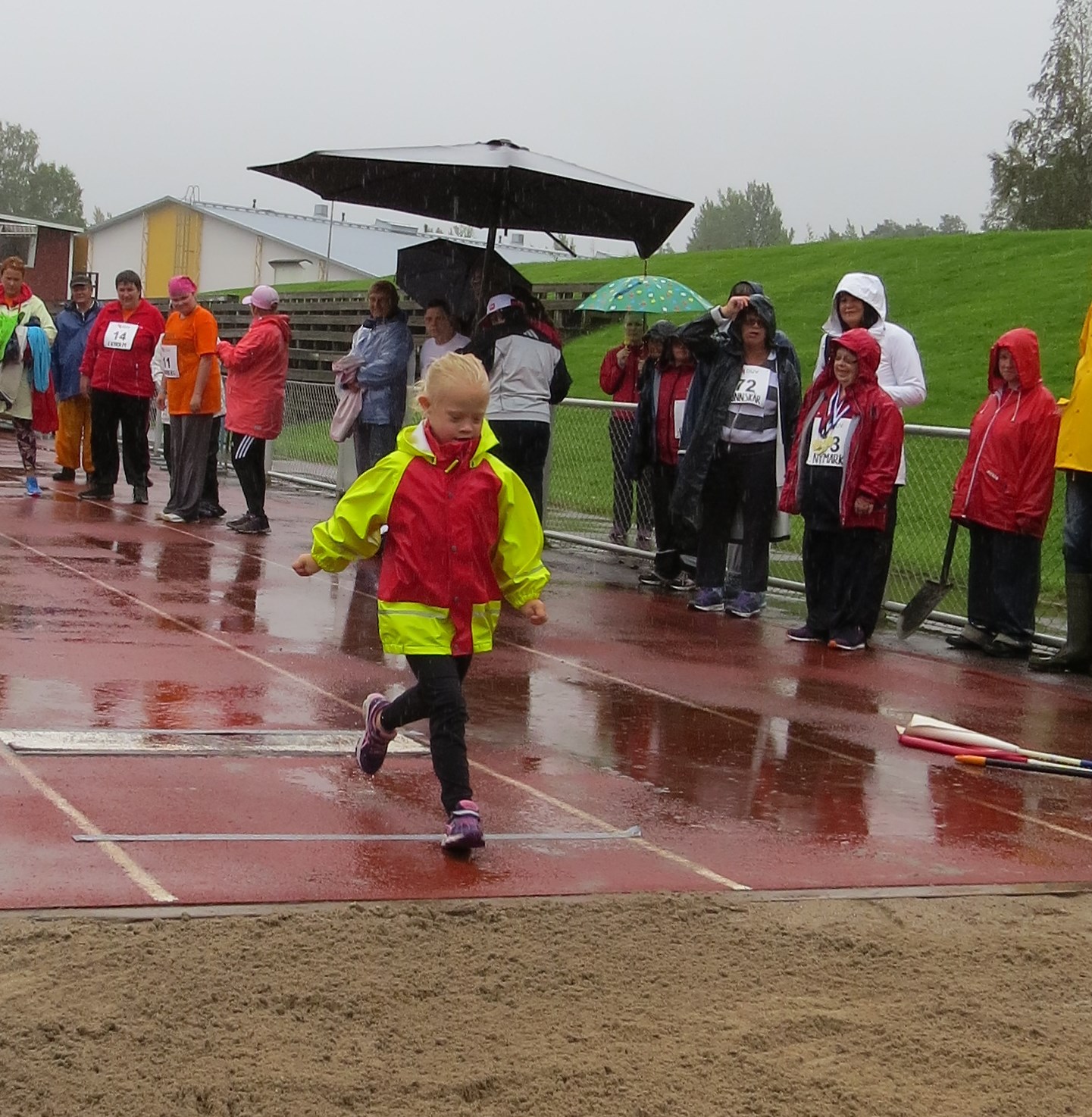 Friidrottsdagar i Nykarleby 13 augusti Trots ihållande regn syntes inga sura miner på idrottsdagarna i Nykarleby.