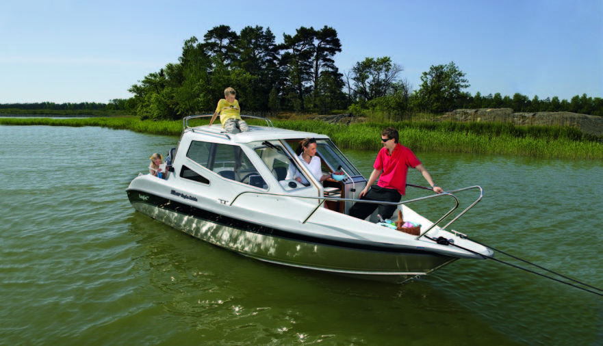 Cabin 650 I våra förhållanden är en förlängning av båtsäsongen med en kabinbåt ett klokt val, särskilt om sommarstugan ligger ute i skärgården eller om sportfiske lockar trots att hösten har kommit.